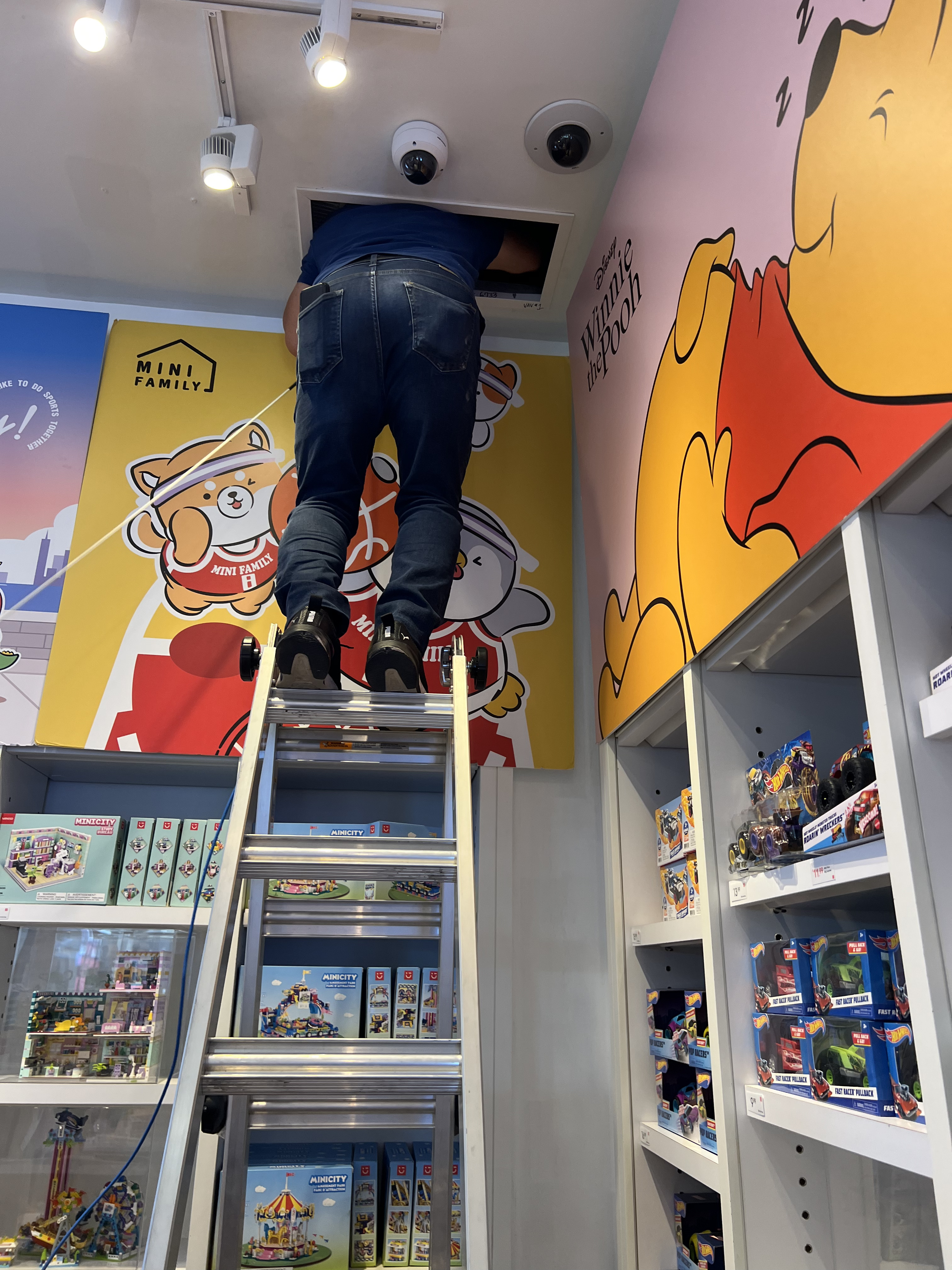 Cableado de red · Soporte técnico · Conectividad - Miniso — Deerbrook Mall - Houston, TX 2024 - photo 4 of 30