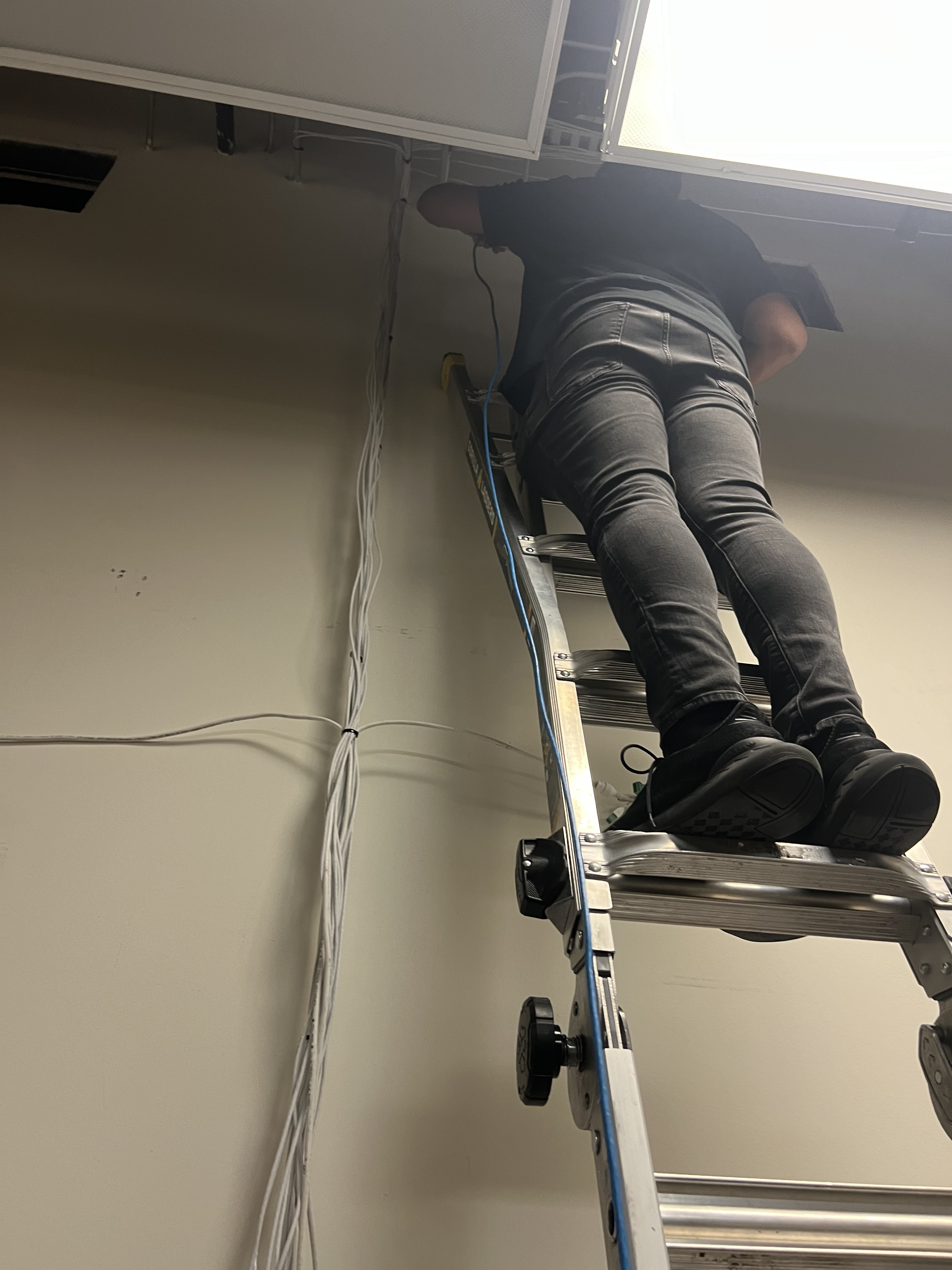 Cableado de red · Soporte técnico · Conectividad - Miniso — Memorial City Mall - Houston, TX 2024 - photo 2 of 21