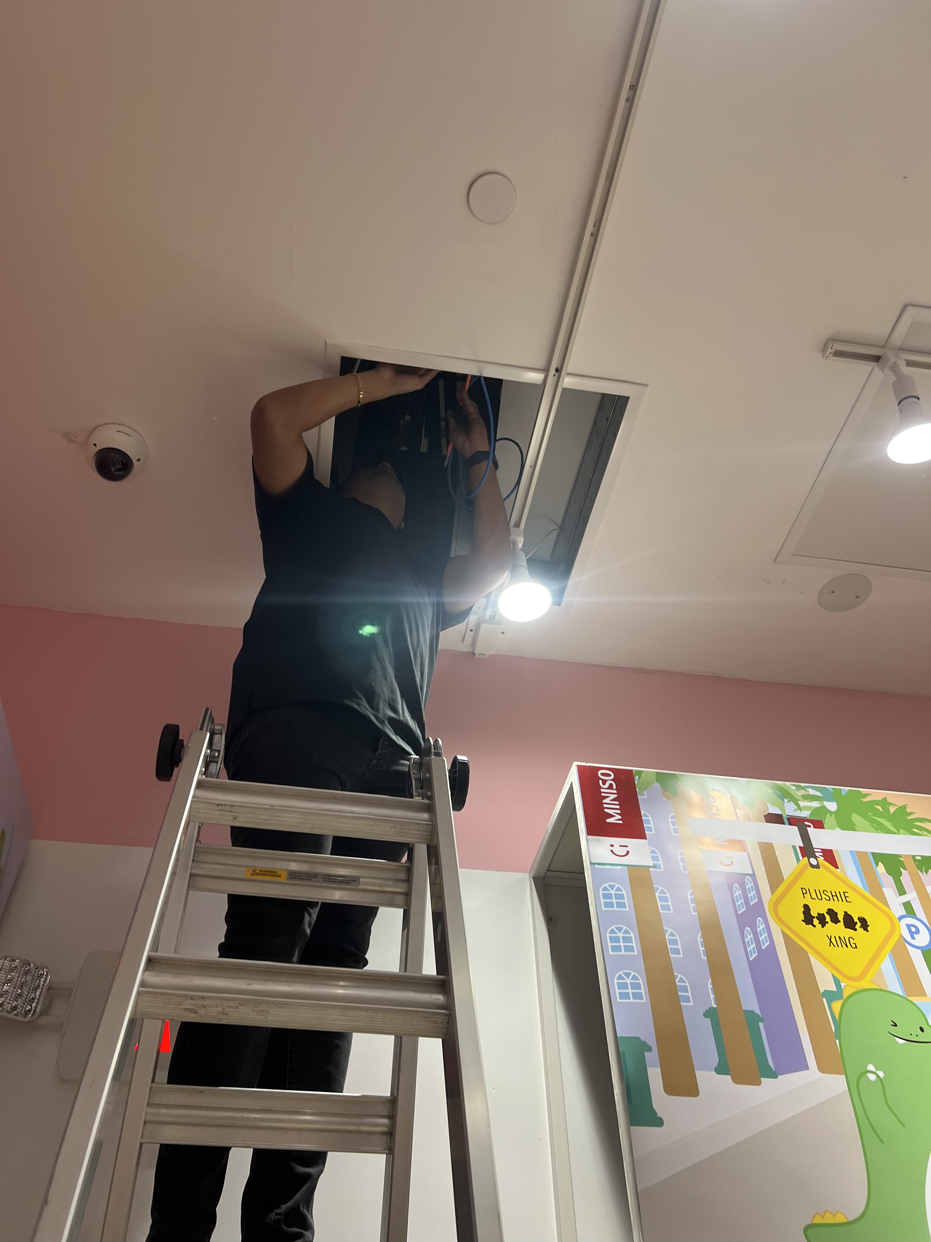 Cableado de red · Soporte técnico · Conectividad - Miniso — Memorial City Mall - Houston, TX 2024 - photo 10 of 21