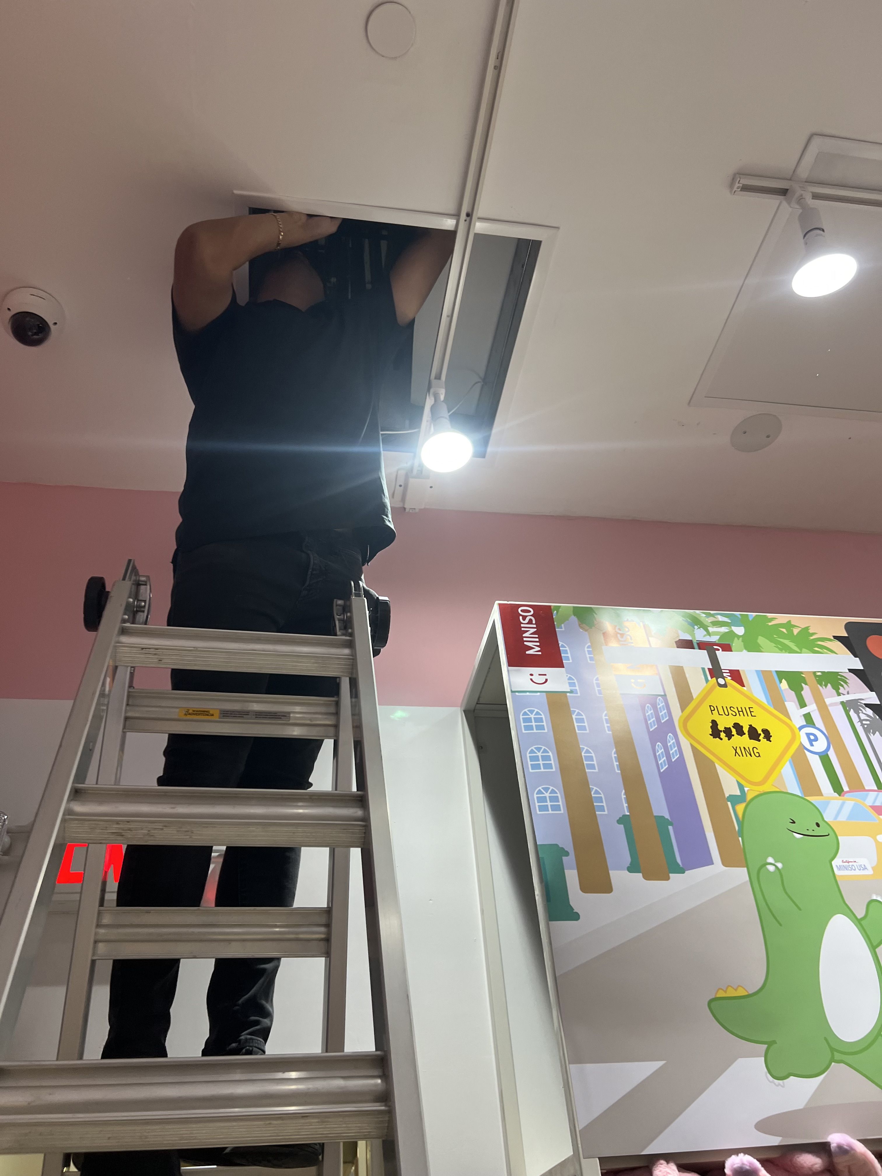 Cableado de red · Soporte técnico · Conectividad - Miniso — Memorial City Mall - Houston, TX 2024 - photo 11 of 21