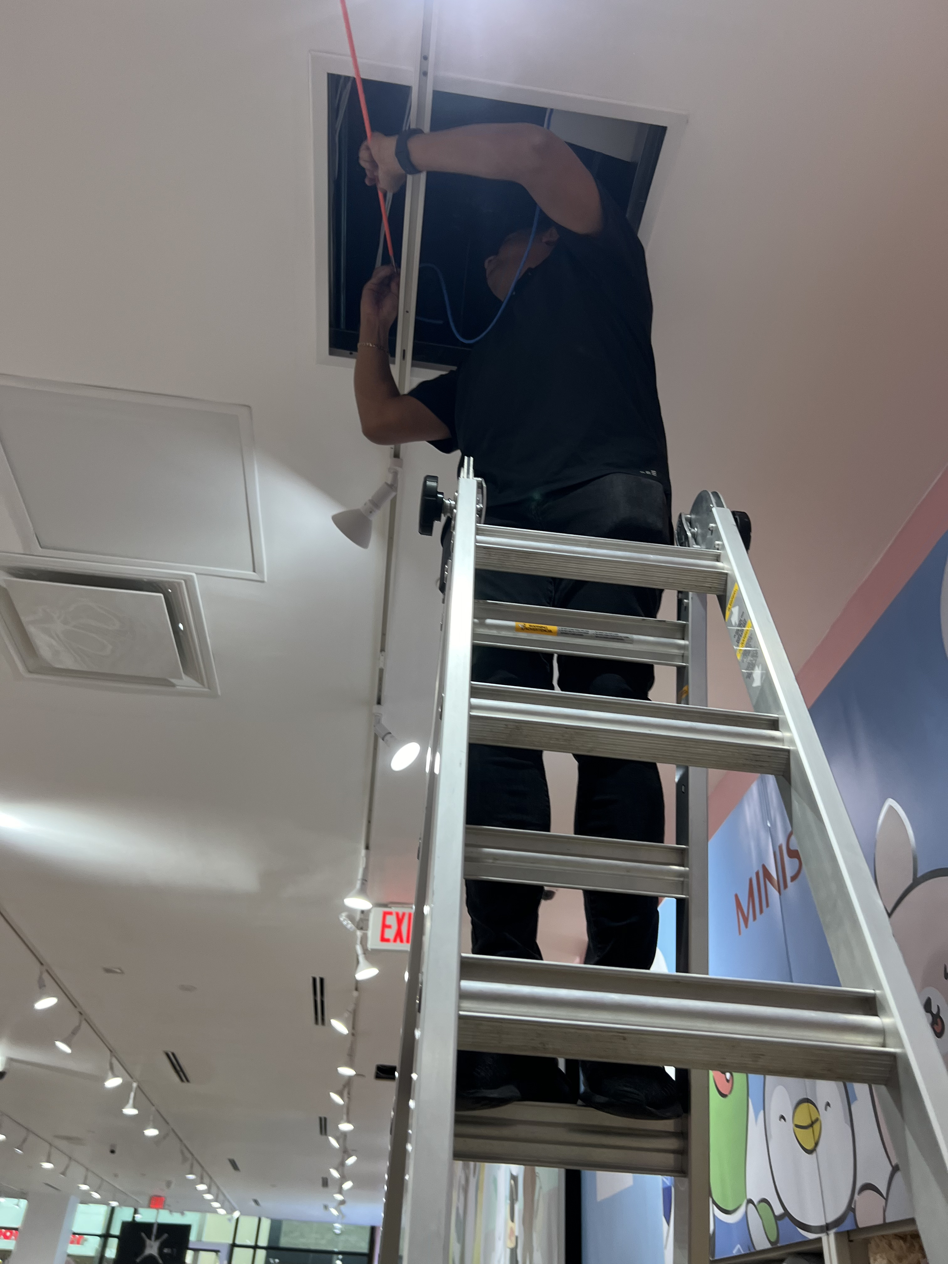 Cableado de red · Soporte técnico · Conectividad - Miniso — Memorial City Mall - Houston, TX 2024 - photo 12 of 21