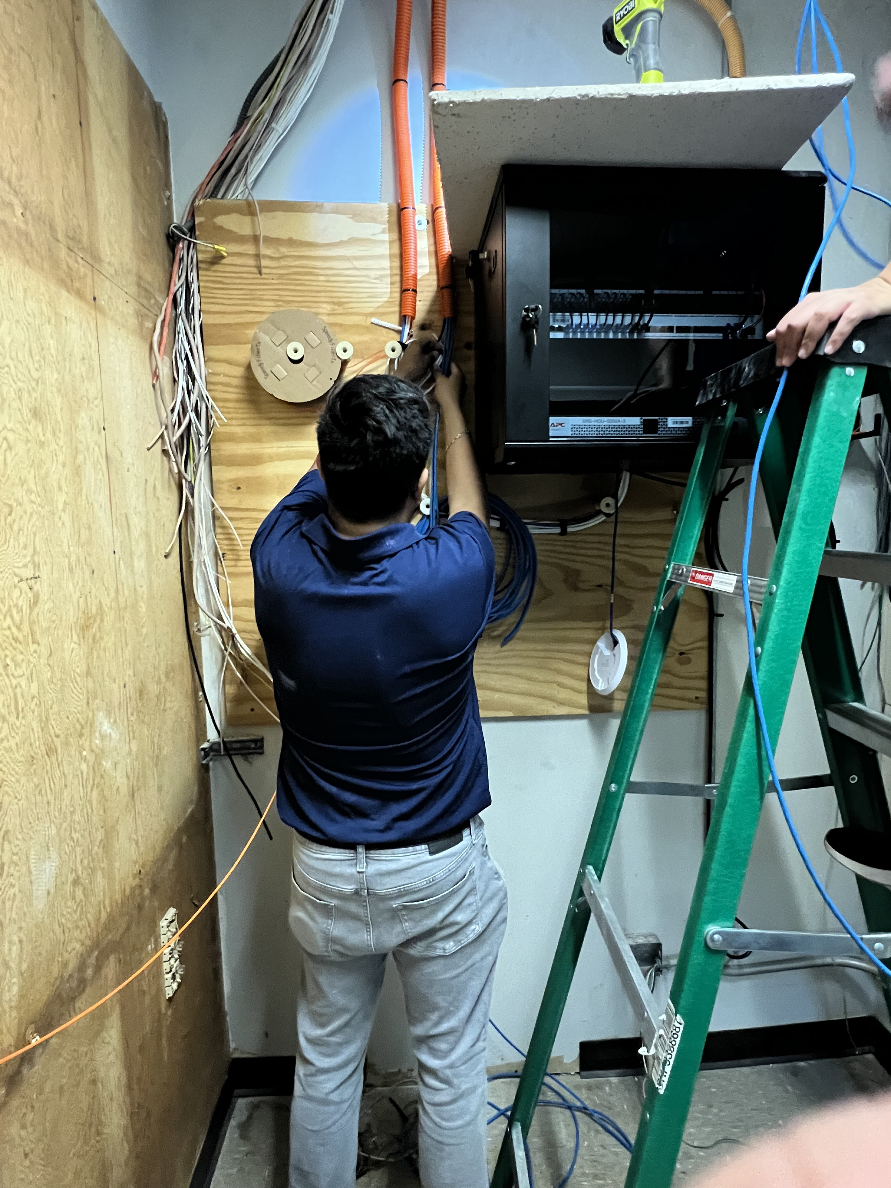 Cámaras · Cableado · Starlink · Punto a punto · Solar - Fayman International - Houston, TX 2024 - photo 9 of 30